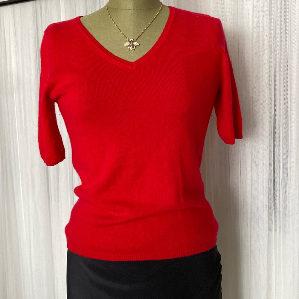 In Cashmere short sleeves, V neck red sweater ribbed at the hems Size M
